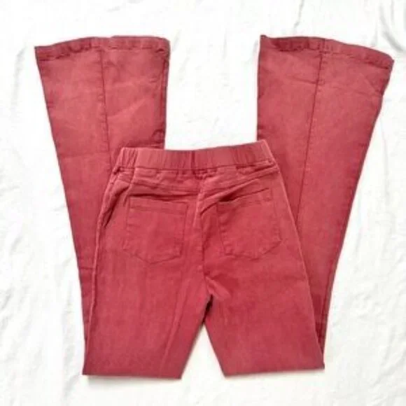 Fitted Flare Pants — Model Off-Duty Bell Bottoms - Picture 4 of 5